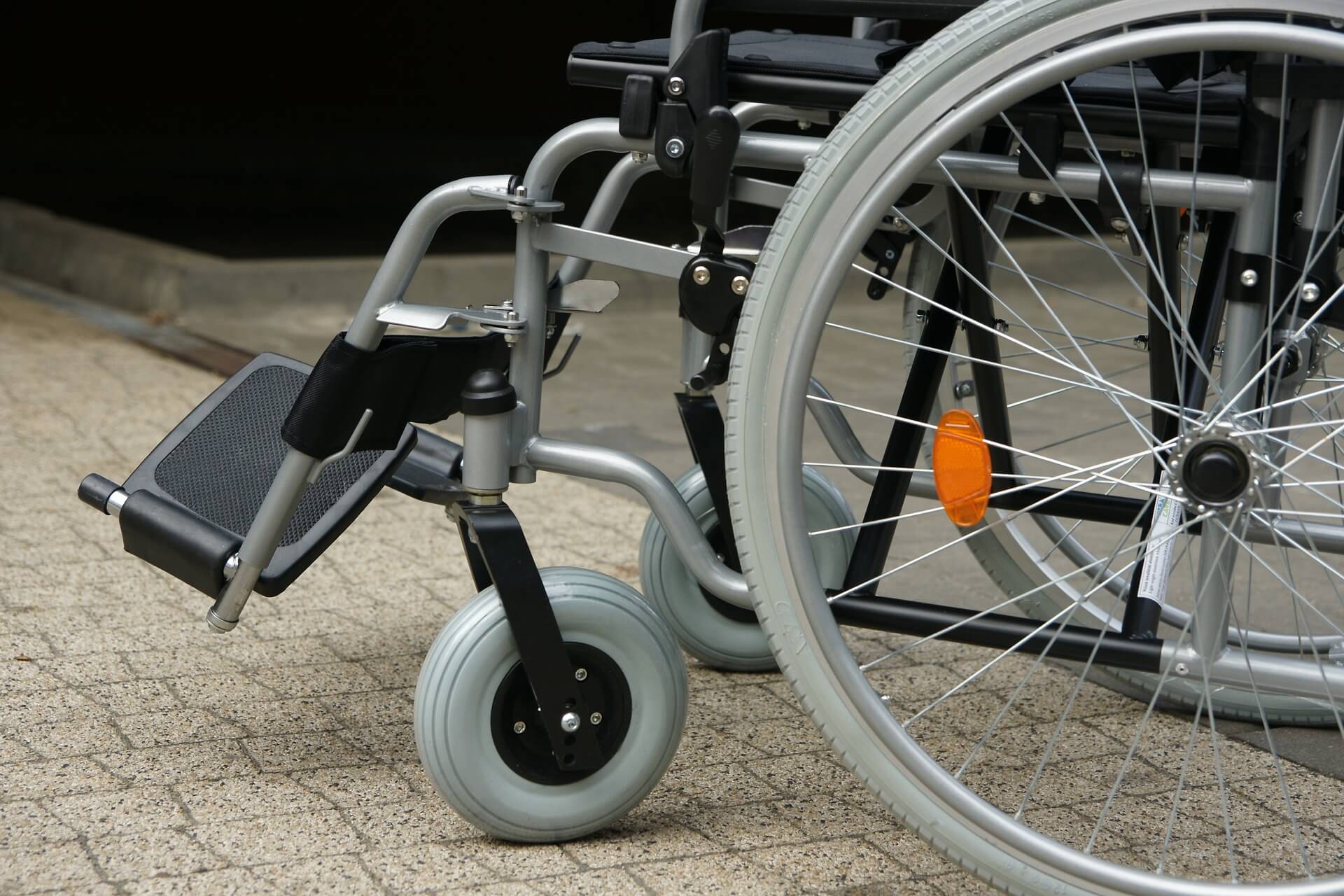Quelle est la bonne largeur pour un fauteuil roulant ? - Altivie
